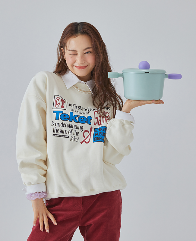 Model holding casserole confidently – lightweight and portable design ideal for casual cooking