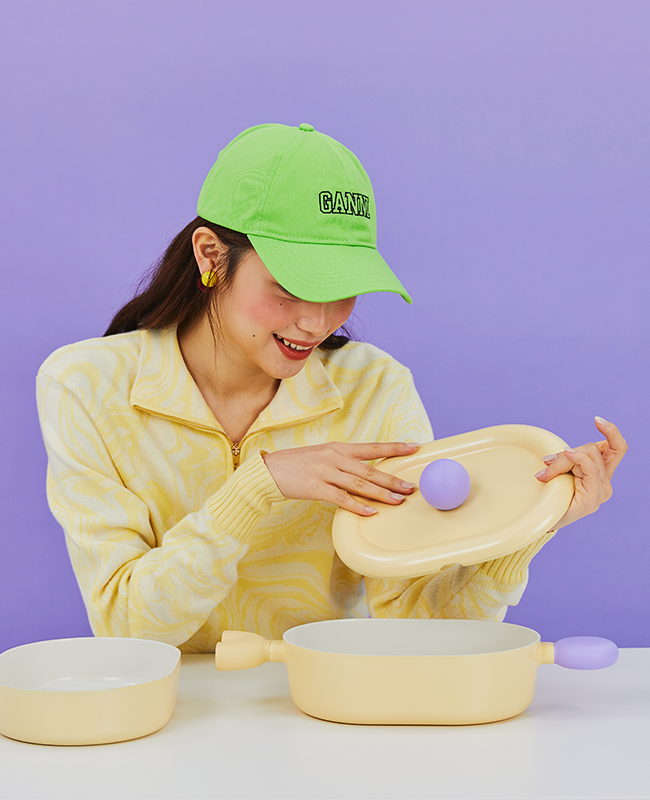 Lifestyle image of user with Better Finger Casserole – compact and functional for daily use