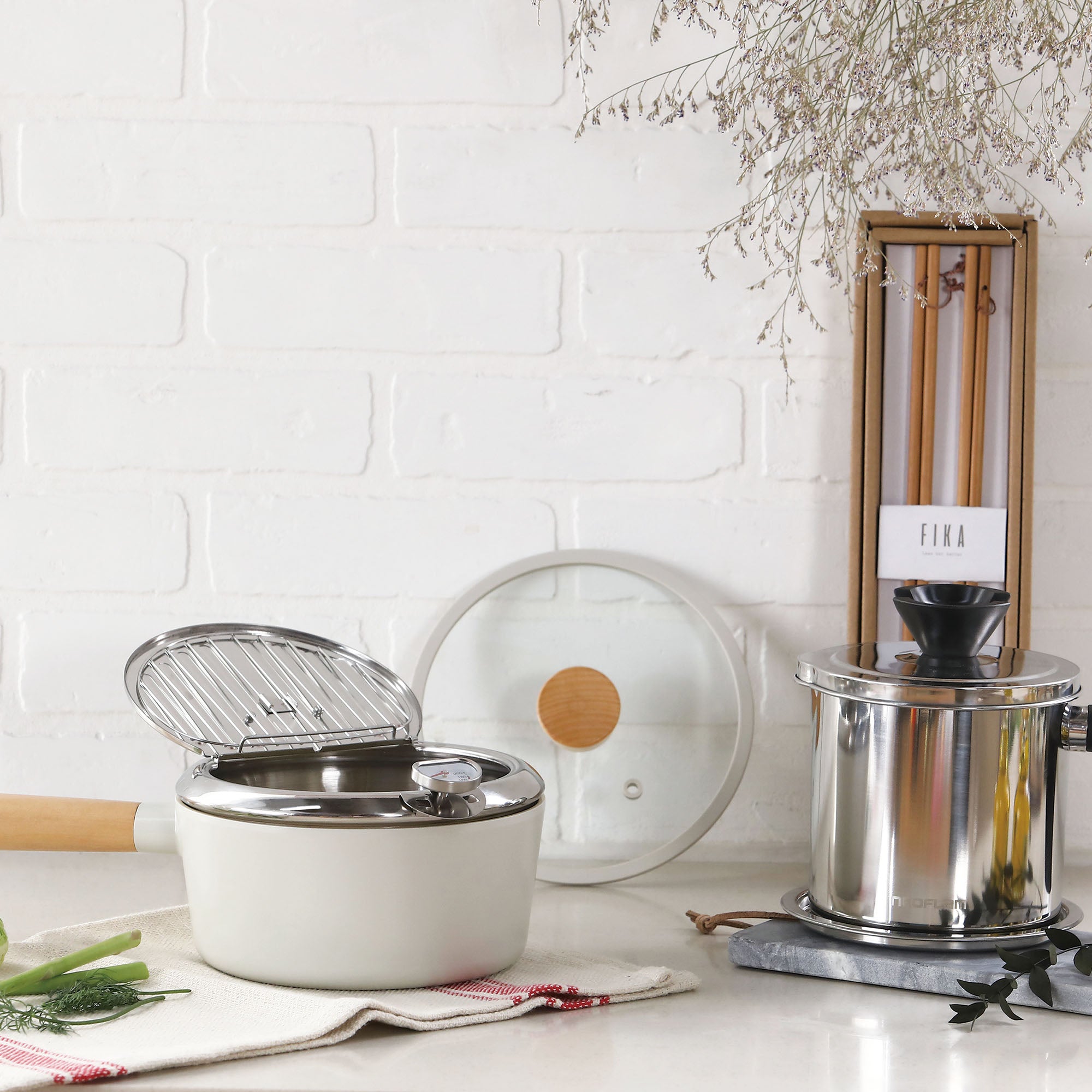 FIKA 1.7QT Deep Fryer with Thermometer, Glass Lid - Neoflam